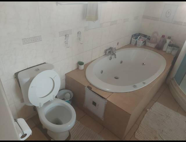 4 BEDROOM HOUSE FOR SALE IN OOS EINDE